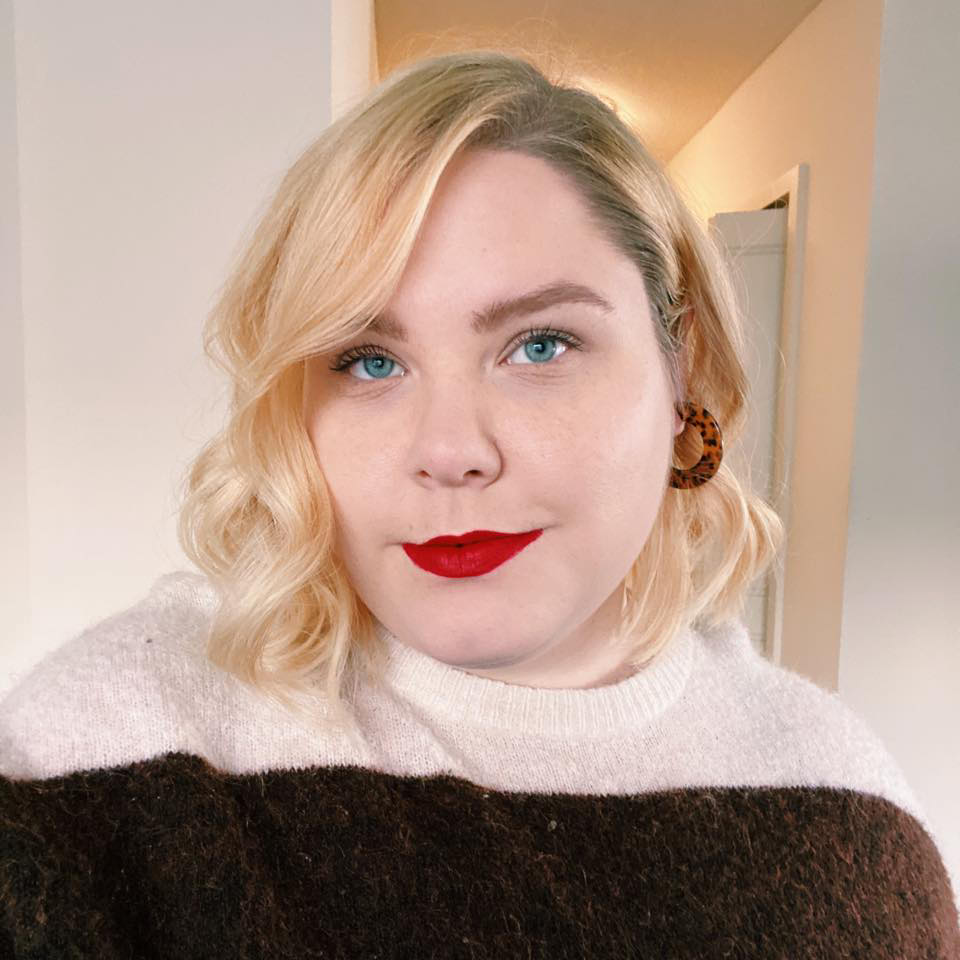 Amanda in red lipsick and blonde hair