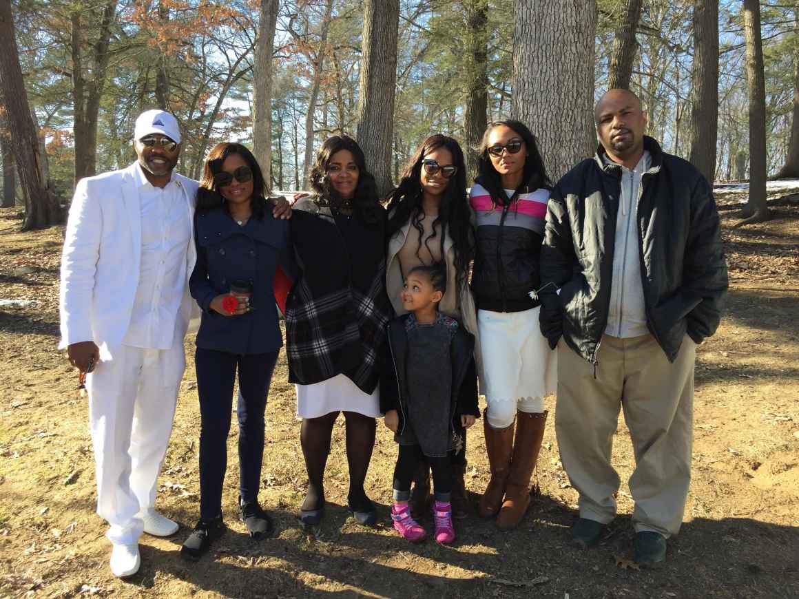 Group photo of Emanuel Oates' family.